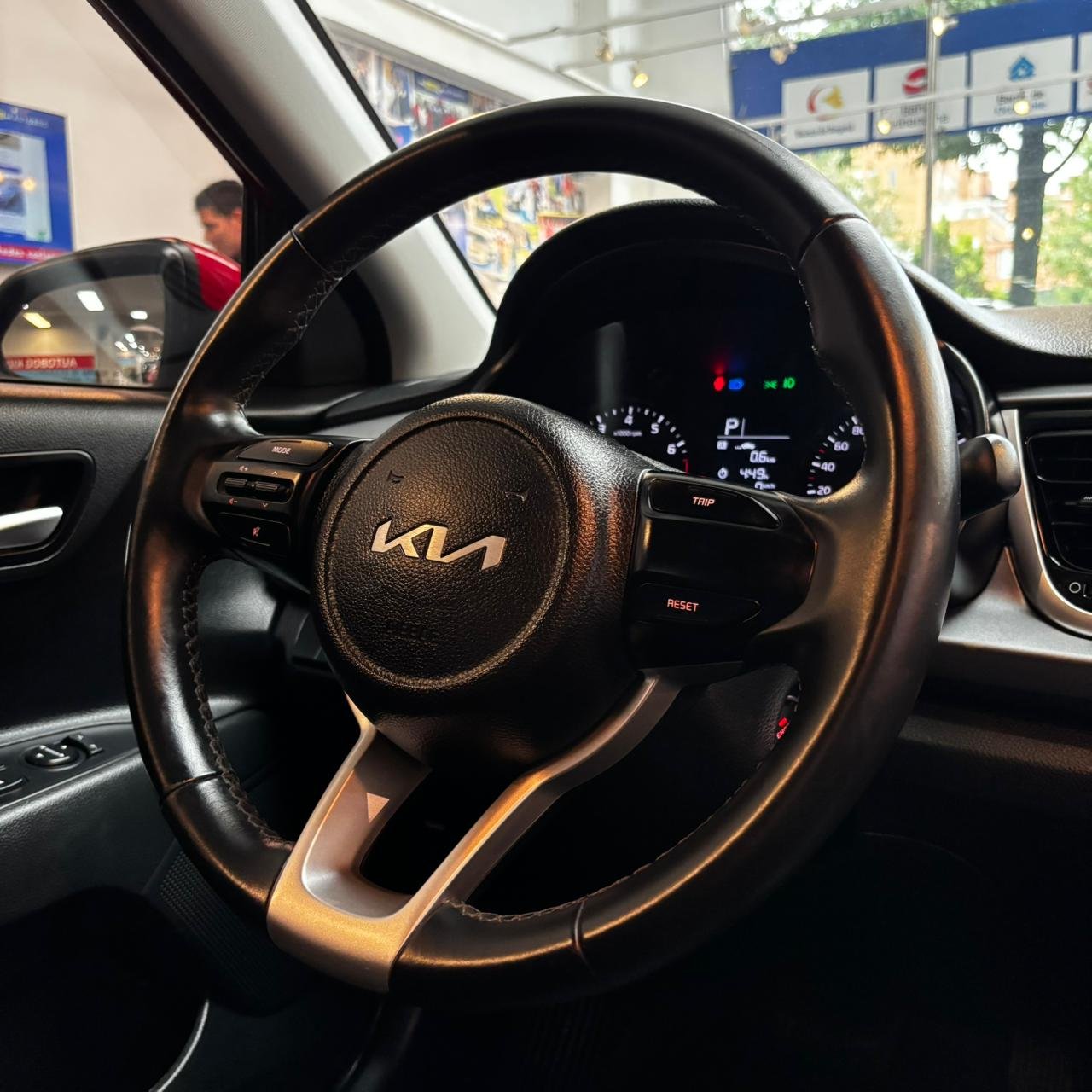 Kia Rio Vibrant<br>2024<br>$74.980.000 - Imagen 9